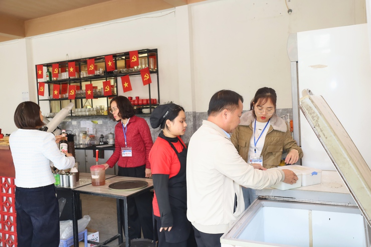 Phường Tùng Thiện tăng cường công tác kiểm tra, giám sát an toàn thực phẩm phục vụ Tết nguyên đán Bính Ngọ 2026- Ảnh 1.