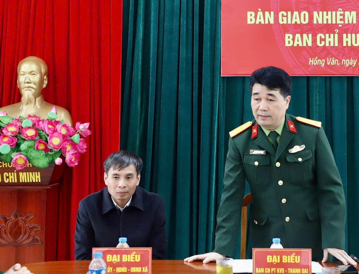 Xã Hồng Vân tổ chức hội nghị bàn giao công tác chỉ huy trưởng ban chỉ huy quân sự: bảo đảm liên tục, vững chắc nhiệm vụ quốc phòng- quân sự địa phương - Ảnh 3.