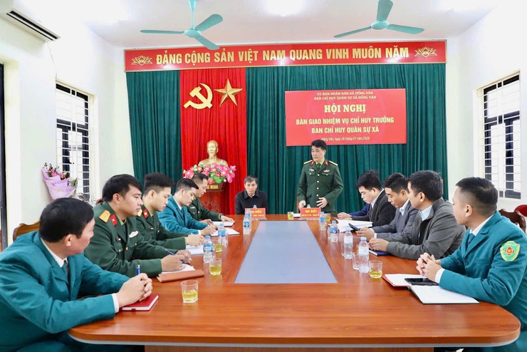 Xã Hồng Vân tổ chức hội nghị bàn giao công tác chỉ huy trưởng ban chỉ huy quân sự: bảo đảm liên tục, vững chắc nhiệm vụ quốc phòng- quân sự địa phương - Ảnh 1.