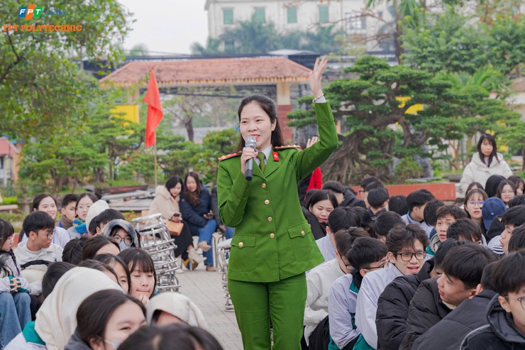 Công an xã Ô Diên “kích hoạt lá chắn số” phòng, chống bắt cóc online cho gần 1.800 học sinh THPT Tân Lập- Ảnh 2.