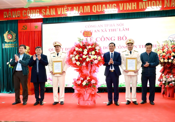 CÔNG AN XÃ THƯ LÂM TỔ CHỨC LỄ CÔNG BỐ QUYẾT ĐỊNH CỦA GIÁM ĐỐC CÔNG AN THÀNH PHỐ HÀ NỘI VỀ CÔNG TÁC CÁN BỘ
- Ảnh 4.