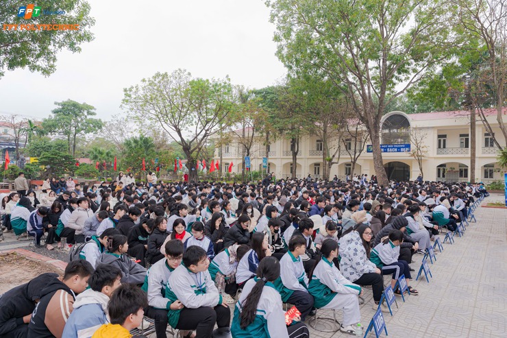 Công an xã Ô Diên “kích hoạt lá chắn số” phòng, chống bắt cóc online cho gần 1.800 học sinh THPT Tân Lập- Ảnh 3.