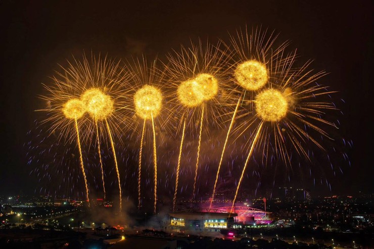 Cùng chiêm ngưỡng lại: Màn pháo hoa đặc biệt chào mừng thành công đại hội XIV của Đảng- Ảnh 1.