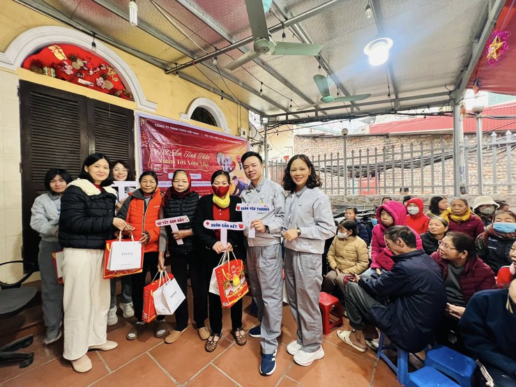 Hội LHPN phường Bạch Mai trao tặng quà Tết cho bệnh nhân xóm chạy thận- Ảnh 2.