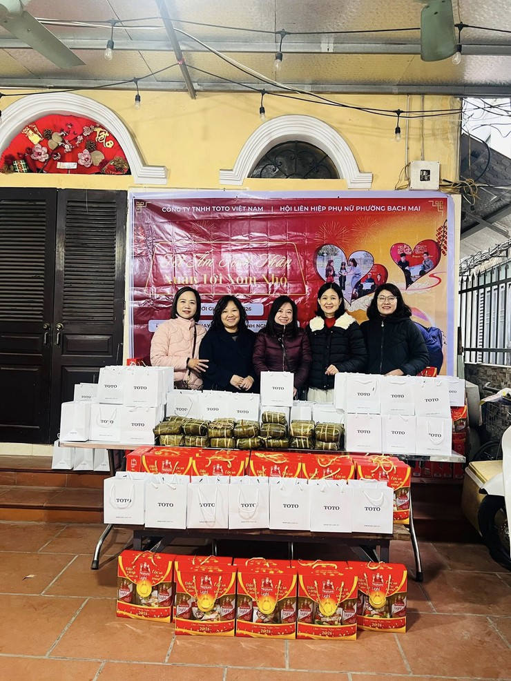 Hội LHPN phường Bạch Mai trao tặng quà Tết cho bệnh nhân xóm chạy thận- Ảnh 1.