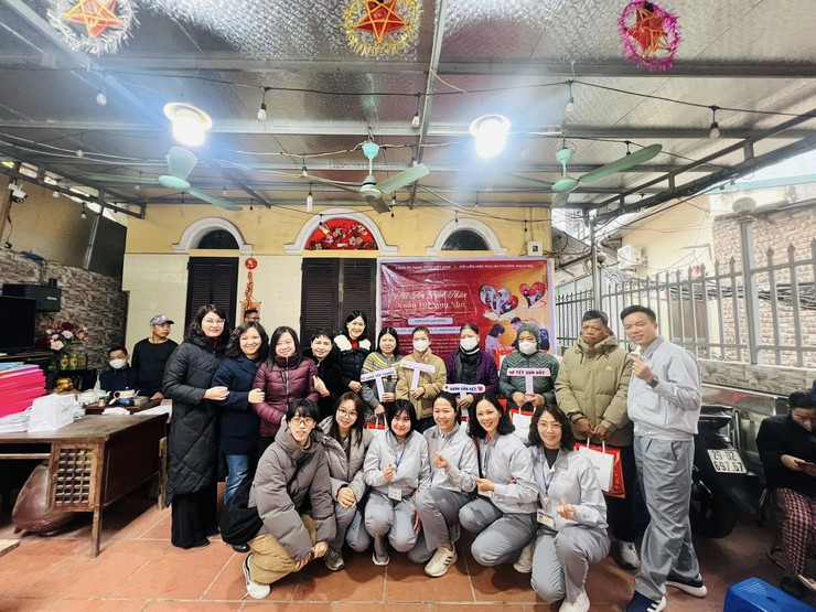 Hội LHPN phường Bạch Mai trao tặng quà Tết cho bệnh nhân xóm chạy thận- Ảnh 3.