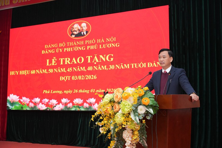 Phường Phú Lương trao huy hiệu đảng cho 12 đảng viên- Ảnh 6.