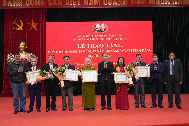 Phường Phú Lương trao huy hiệu đảng cho 12 đảng viên- Ảnh 5.