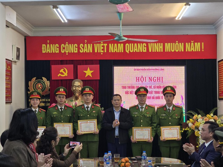 PHƯỜNG LÁNG TỔ CHỨC HỘI NGHỊ TRAO KHEN THƯỞNG ĐỘT XUẤT CHO CÁN BỘ, CHIẾN SĨ CÔNG AN PHƯỜNG- Ảnh 4.