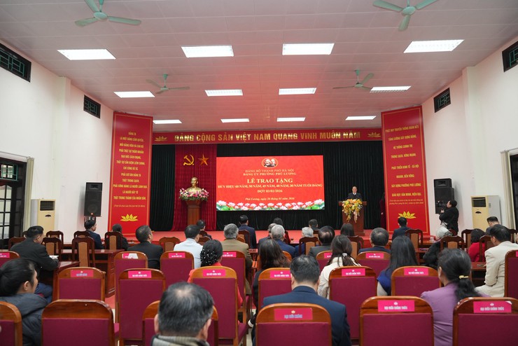 Phường Phú Lương trao huy hiệu đảng cho 12 đảng viên- Ảnh 1.