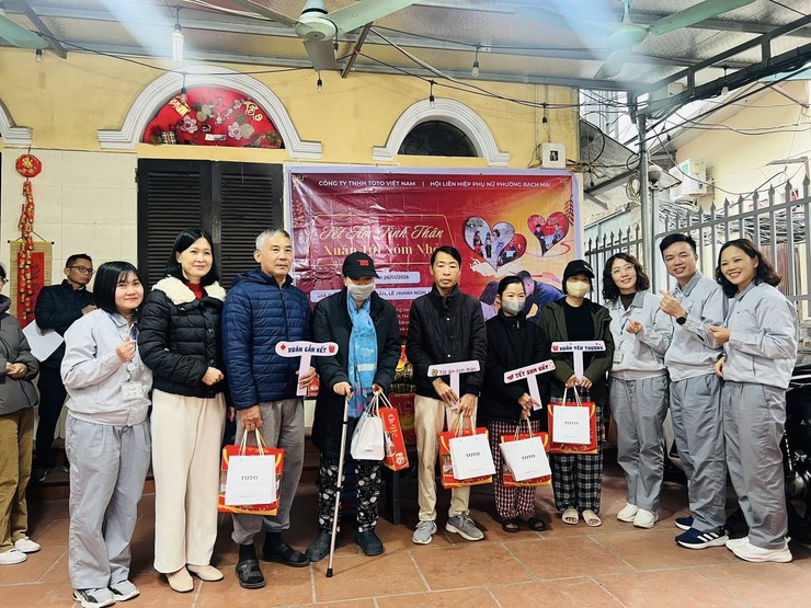 Hội LHPN phường Bạch Mai trao tặng quà Tết cho bệnh nhân xóm chạy thận- Ảnh 4.