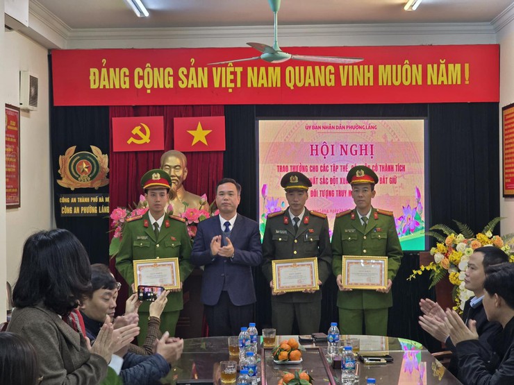 PHƯỜNG LÁNG TỔ CHỨC HỘI NGHỊ TRAO KHEN THƯỞNG ĐỘT XUẤT CHO CÁN BỘ, CHIẾN SĨ CÔNG AN PHƯỜNG- Ảnh 3.