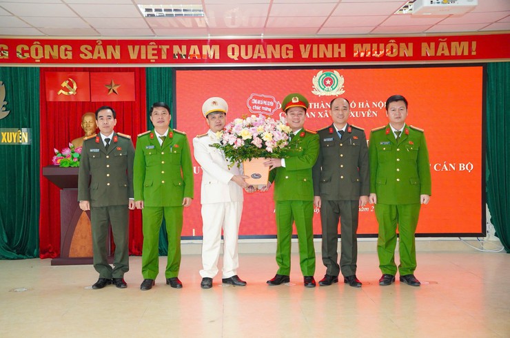 CÔNG BỐ QUYẾT ĐỊNH VỀ CÔNG TÁC CÁN BỘ- Ảnh 2.