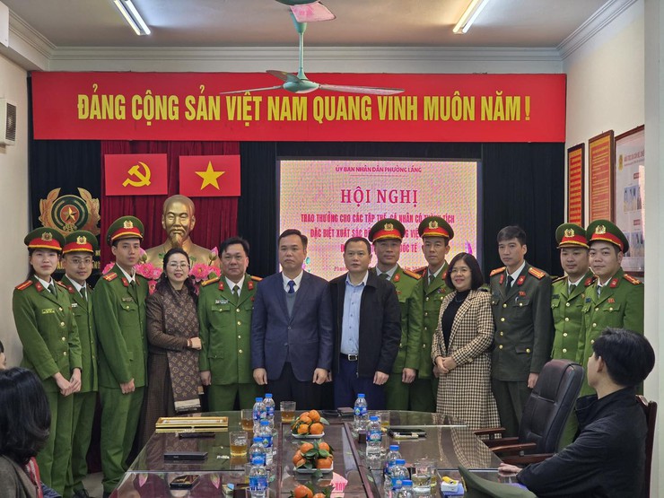 PHƯỜNG LÁNG TỔ CHỨC HỘI NGHỊ TRAO KHEN THƯỞNG ĐỘT XUẤT CHO CÁN BỘ, CHIẾN SĨ CÔNG AN PHƯỜNG- Ảnh 6.
