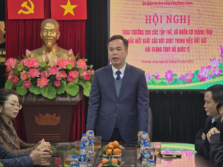 PHƯỜNG LÁNG TỔ CHỨC HỘI NGHỊ TRAO KHEN THƯỞNG ĐỘT XUẤT CHO CÁN BỘ, CHIẾN SĨ CÔNG AN PHƯỜNG- Ảnh 1.