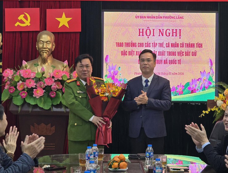 PHƯỜNG LÁNG TỔ CHỨC HỘI NGHỊ TRAO KHEN THƯỞNG ĐỘT XUẤT CHO CÁN BỘ, CHIẾN SĨ CÔNG AN PHƯỜNG- Ảnh 2.