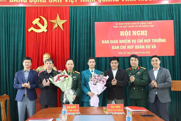 Xã Hồng Vân tổ chức hội nghị bàn giao công tác chỉ huy trưởng ban chỉ huy quân sự: bảo đảm liên tục, vững chắc nhiệm vụ quốc phòng- quân sự địa phương - Ảnh 2.