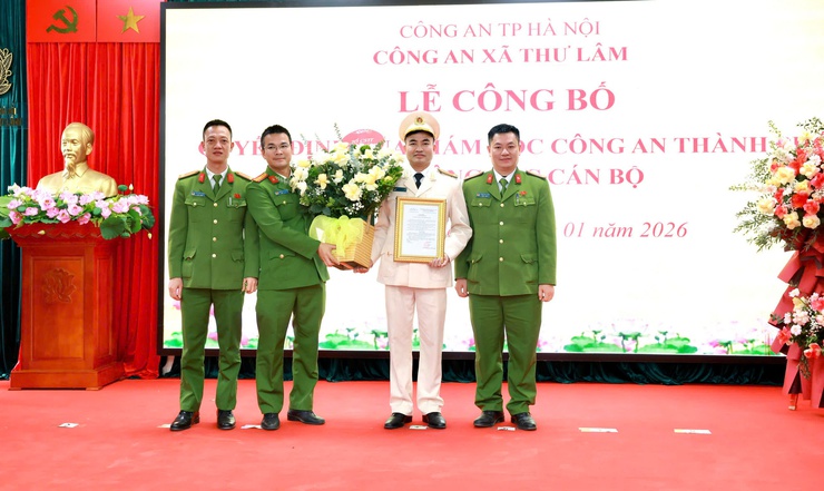 CÔNG AN XÃ THƯ LÂM TỔ CHỨC LỄ CÔNG BỐ QUYẾT ĐỊNH CỦA GIÁM ĐỐC CÔNG AN THÀNH PHỐ HÀ NỘI VỀ CÔNG TÁC CÁN BỘ
- Ảnh 7.