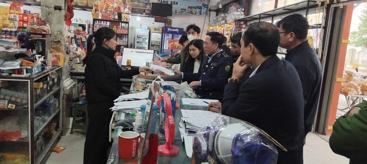 ĐOÀN KIỂM TRA BAN CHỈ ĐẠO 389 XÃ PHÚC SƠN TĂNG CƯỜNG KIỂM TRA, XỬ LÝ VI PHẠM TRONG CÔNG TÁC PHÒNG, CHỐNG BUÔN LẬU, GIAN LẬN THƯƠNG MẠI, HÀNG GIẢ, ĐẢM BẢO AN TOÀN THỰC PHẨM NĂM 2026- Ảnh 2.