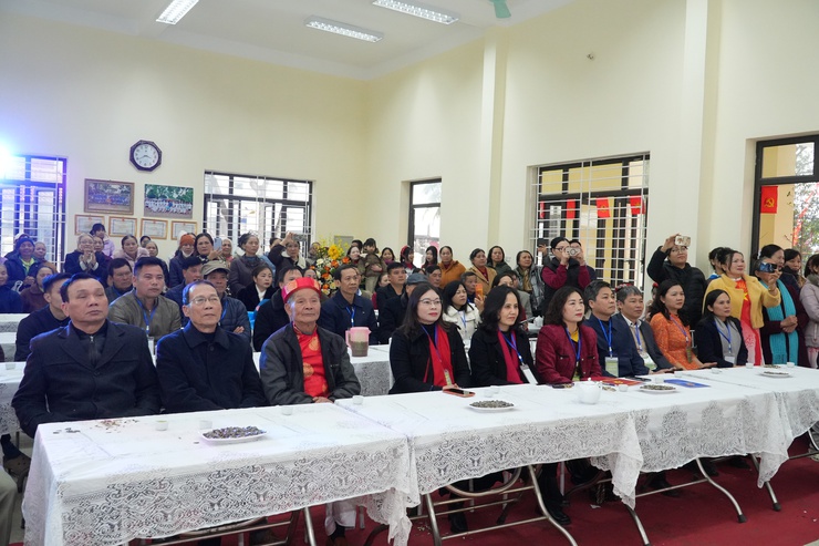 Đồng chí Phó Bí thư Thường trực Đảng ủy xã chung vui với nhân dân thôn Vực khánh thành Nhà văn hoá thôn- Ảnh 3.