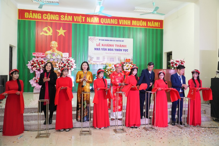 Đồng chí Phó Bí thư Thường trực Đảng ủy xã chung vui với nhân dân thôn Vực khánh thành Nhà văn hoá thôn- Ảnh 5.