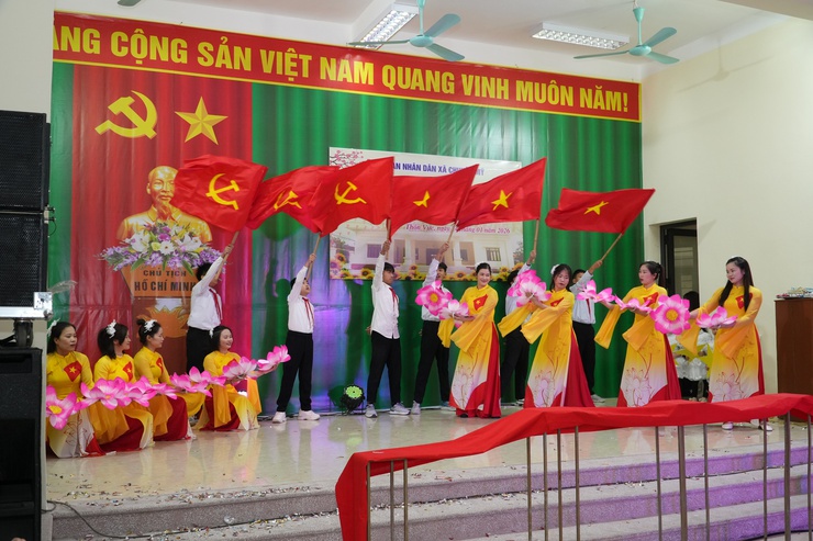 Đồng chí Phó Bí thư Thường trực Đảng ủy xã chung vui với nhân dân thôn Vực khánh thành Nhà văn hoá thôn- Ảnh 2.