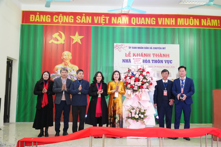 Đồng chí Phó Bí thư Thường trực Đảng ủy xã chung vui với nhân dân thôn Vực khánh thành Nhà văn hoá thôn- Ảnh 1.