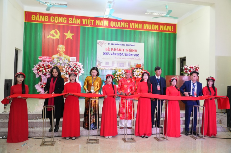 Đồng chí Phó Bí thư Thường trực Đảng ủy xã chung vui với nhân dân thôn Vực khánh thành Nhà văn hoá thôn- Ảnh 4.