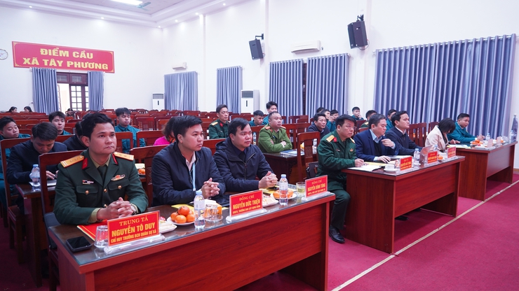 XÃ TÂY PHƯƠNG TỔ CHỨC HỘI NGHỊ BÀN GIAO NHIỆM VỤ CHỈ HUY TRƯỞNG BAN CHỈ HUY QUÂN SỰ XÃ- Ảnh 1.