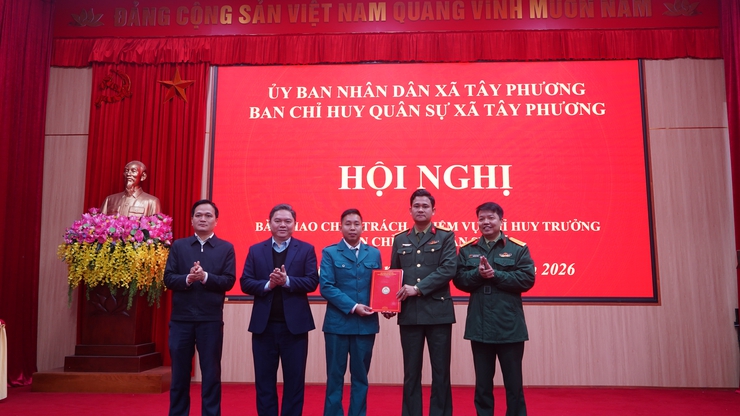 XÃ TÂY PHƯƠNG TỔ CHỨC HỘI NGHỊ BÀN GIAO NHIỆM VỤ CHỈ HUY TRƯỞNG BAN CHỈ HUY QUÂN SỰ XÃ- Ảnh 3.