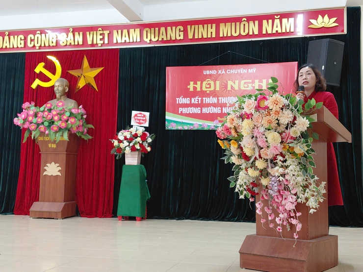 Đồng chí Phó Bí thư Thường trực Đảng ủy xã chung vui với nhân dân thôn Vực khánh thành Nhà văn hoá thôn- Ảnh 6.