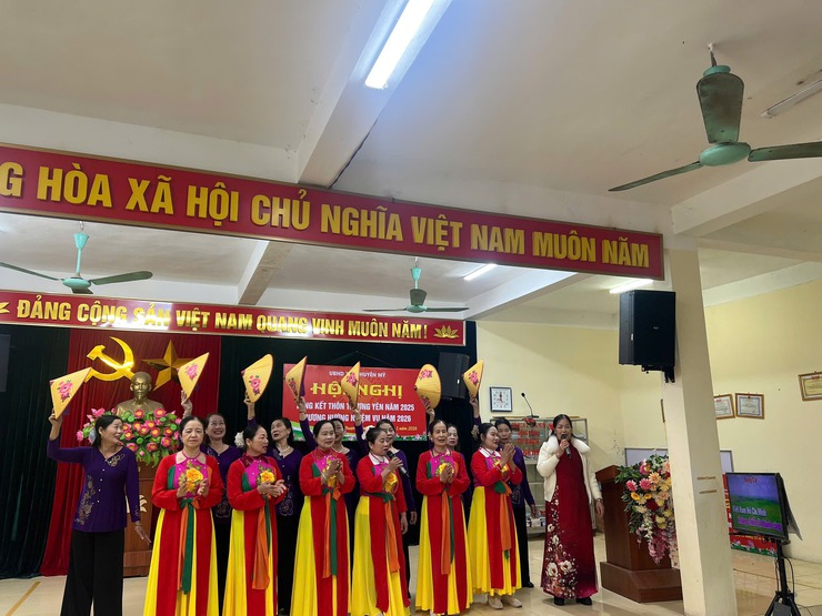 Đồng chí Phó Bí thư Thường trực Đảng ủy xã chung vui với nhân dân thôn Vực khánh thành Nhà văn hoá thôn- Ảnh 7.