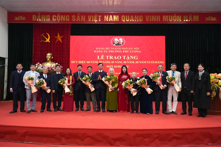 Phường Phú Lương trao huy hiệu đảng cho 12 đảng viên- Ảnh 2.