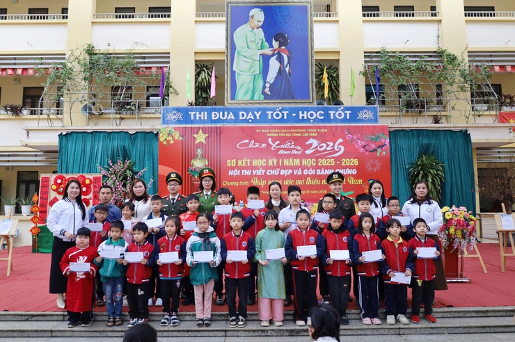 Trường Tiểu học Trung Sơn Trầm tổ chức sơ kết học kỳ I, thi viết chữ đẹp, gói bánh chưng chào đón Xuân Bính Ngọ 2026- Ảnh 4.