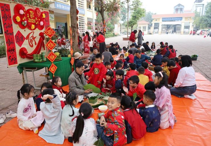 Trường Tiểu học Trung Sơn Trầm tổ chức sơ kết học kỳ I, thi viết chữ đẹp, gói bánh chưng chào đón Xuân Bính Ngọ 2026- Ảnh 3.