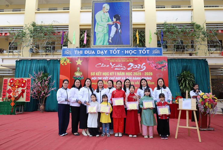 Trường Tiểu học Trung Sơn Trầm tổ chức sơ kết học kỳ I, thi viết chữ đẹp, gói bánh chưng chào đón Xuân Bính Ngọ 2026- Ảnh 2.