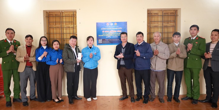 Xã Minh Châu khánh thành công trình thanh niên "Tủ sách số cộng đồng" ứng dụng mã QR Code- Ảnh 1.