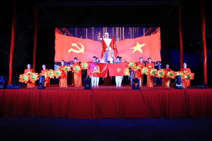 Phường Long Biên tổ chức đêm liên hoan văn nghệ chào mừng thành công Đại hội Đại biểu toàn quốc lần thứ XIV của Đảng, kỷ niệm 96 năm ngày thành lập Đảng Cộng sản Việt Nam (03/02/1930 – 03/02/2026) và chào xuân Bính Ngọ 2026.- Ảnh 7.