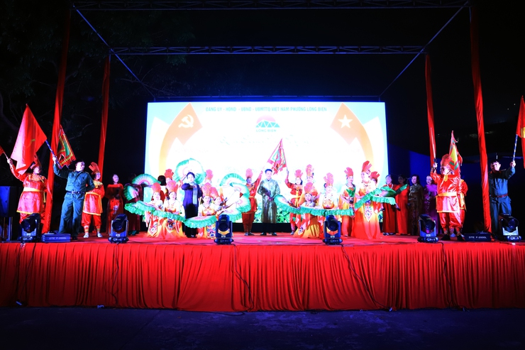 Phường Long Biên tổ chức đêm liên hoan văn nghệ chào mừng thành công Đại hội Đại biểu toàn quốc lần thứ XIV của Đảng, kỷ niệm 96 năm ngày thành lập Đảng Cộng sản Việt Nam (03/02/1930 – 03/02/2026) và chào xuân Bính Ngọ 2026.- Ảnh 10.