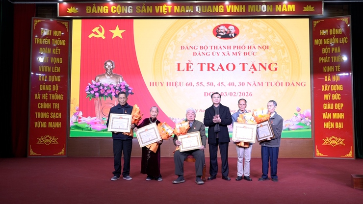 Đảng ủy xã Mỹ Đức trao Huy hiệu Đảng đợt 3/2 và triển khai nhiệm vụ trọng tâm dịp Tết nguyên đán Bính Ngọ 2026- Ảnh 2.