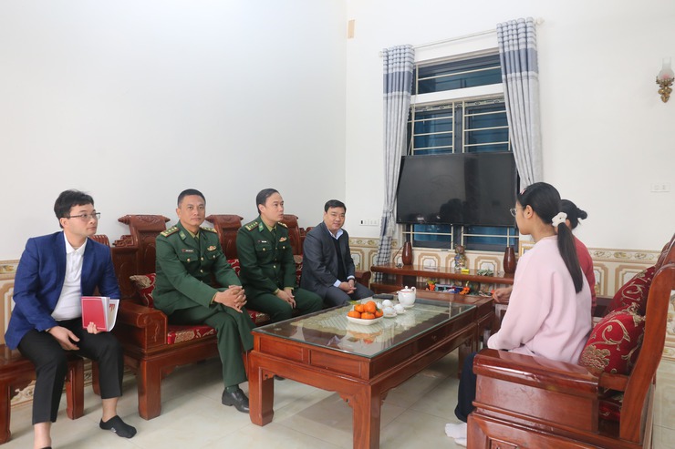 Đ/c Nguyễn Ngọc Tú - Phó Bí thư Đảng ủy, Chủ tịch UBND xã tặng quà các cán bộ, chiến sỹ Trường Trung cấp Biên phòng T24 có hoàn cảnh khó khăn và tặng quà một số hộ gia đình hoàn cảnh khó khăn xã lân cận.- Ảnh 2.