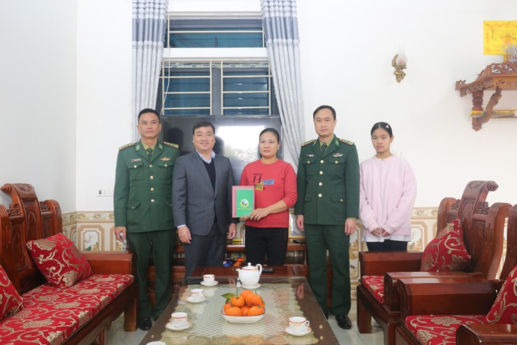 Đ/c Nguyễn Ngọc Tú - Phó Bí thư Đảng ủy, Chủ tịch UBND xã tặng quà các cán bộ, chiến sỹ Trường Trung cấp Biên phòng T24 có hoàn cảnh khó khăn và tặng quà một số hộ gia đình hoàn cảnh khó khăn xã lân cận.- Ảnh 3.