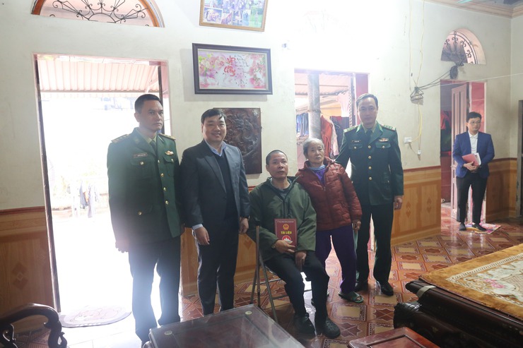 Đ/c Nguyễn Ngọc Tú - Phó Bí thư Đảng ủy, Chủ tịch UBND xã tặng quà các cán bộ, chiến sỹ Trường Trung cấp Biên phòng T24 có hoàn cảnh khó khăn và tặng quà một số hộ gia đình hoàn cảnh khó khăn xã lân cận.- Ảnh 4.