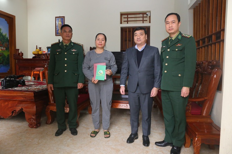 Đ/c Nguyễn Ngọc Tú - Phó Bí thư Đảng ủy, Chủ tịch UBND xã tặng quà các cán bộ, chiến sỹ Trường Trung cấp Biên phòng T24 có hoàn cảnh khó khăn và tặng quà một số hộ gia đình hoàn cảnh khó khăn xã lân cận.- Ảnh 5.