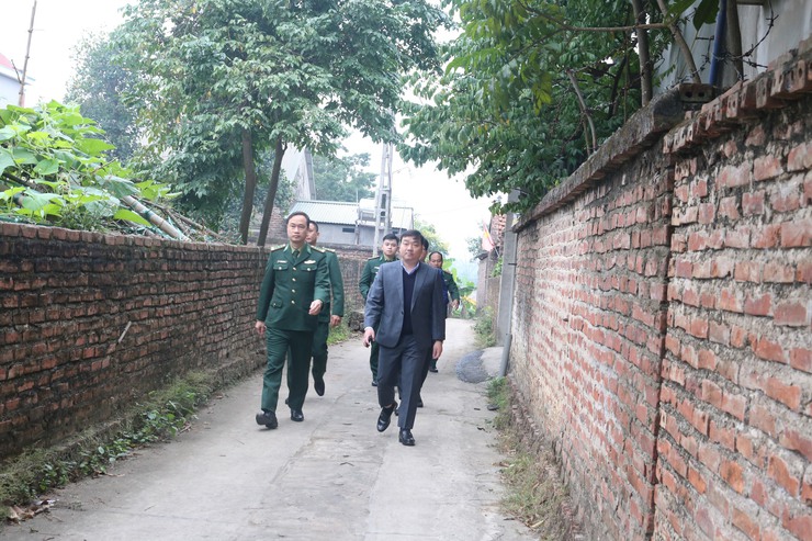 Đ/c Nguyễn Ngọc Tú - Phó Bí thư Đảng ủy, Chủ tịch UBND xã tặng quà các cán bộ, chiến sỹ Trường Trung cấp Biên phòng T24 có hoàn cảnh khó khăn và tặng quà một số hộ gia đình hoàn cảnh khó khăn xã lân cận.- Ảnh 1.