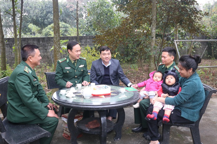 Đ/c Nguyễn Ngọc Tú - Phó Bí thư Đảng ủy, Chủ tịch UBND xã tặng quà các cán bộ, chiến sỹ Trường Trung cấp Biên phòng T24 có hoàn cảnh khó khăn và tặng quà một số hộ gia đình hoàn cảnh khó khăn xã lân cận.- Ảnh 6.