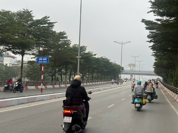 Hà Nội ngày 24/1, nhiều mây, sáng có mưa nhỏ rải rác, sau có mưa nhỏ vài nơi. Trời rét đậm.- Ảnh 1.