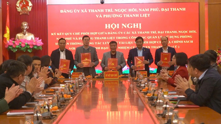 Hội nghị ký kết quy chế phối hợp trong công tác quản lý, sử dụng phòng truyền thống, công tác lưu trữ tài liệu và phối hợp chế độ, chính sách với cán bộ, lãnh đạo tiền nhiệm của huyện Thanh Trì (cũ)- Ảnh 4.