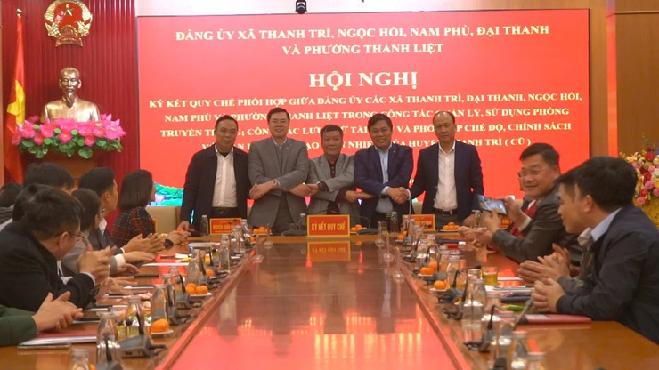 Hội nghị ký kết quy chế phối hợp trong công tác quản lý, sử dụng phòng truyền thống, công tác lưu trữ tài liệu và phối hợp chế độ, chính sách với cán bộ, lãnh đạo tiền nhiệm của huyện Thanh Trì (cũ)- Ảnh 5.