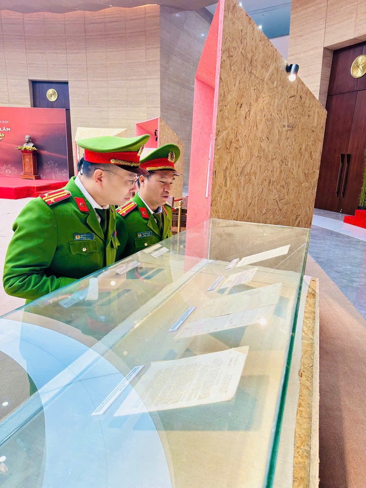 TỪ TRIỂN LÃM “ĐỒNG CHÍ TRẦN QUỐC HOÀN - CUỘC ĐỜI VÀ SỰ NGHIỆP”: BỒI ĐẮP BẢN LĨNH CHÍNH TRỊ, KẾT NỐI TRUYỀN THỐNG VỚI NHIỆM VỤ CÔNG AN CƠ SỞ- Ảnh 5.